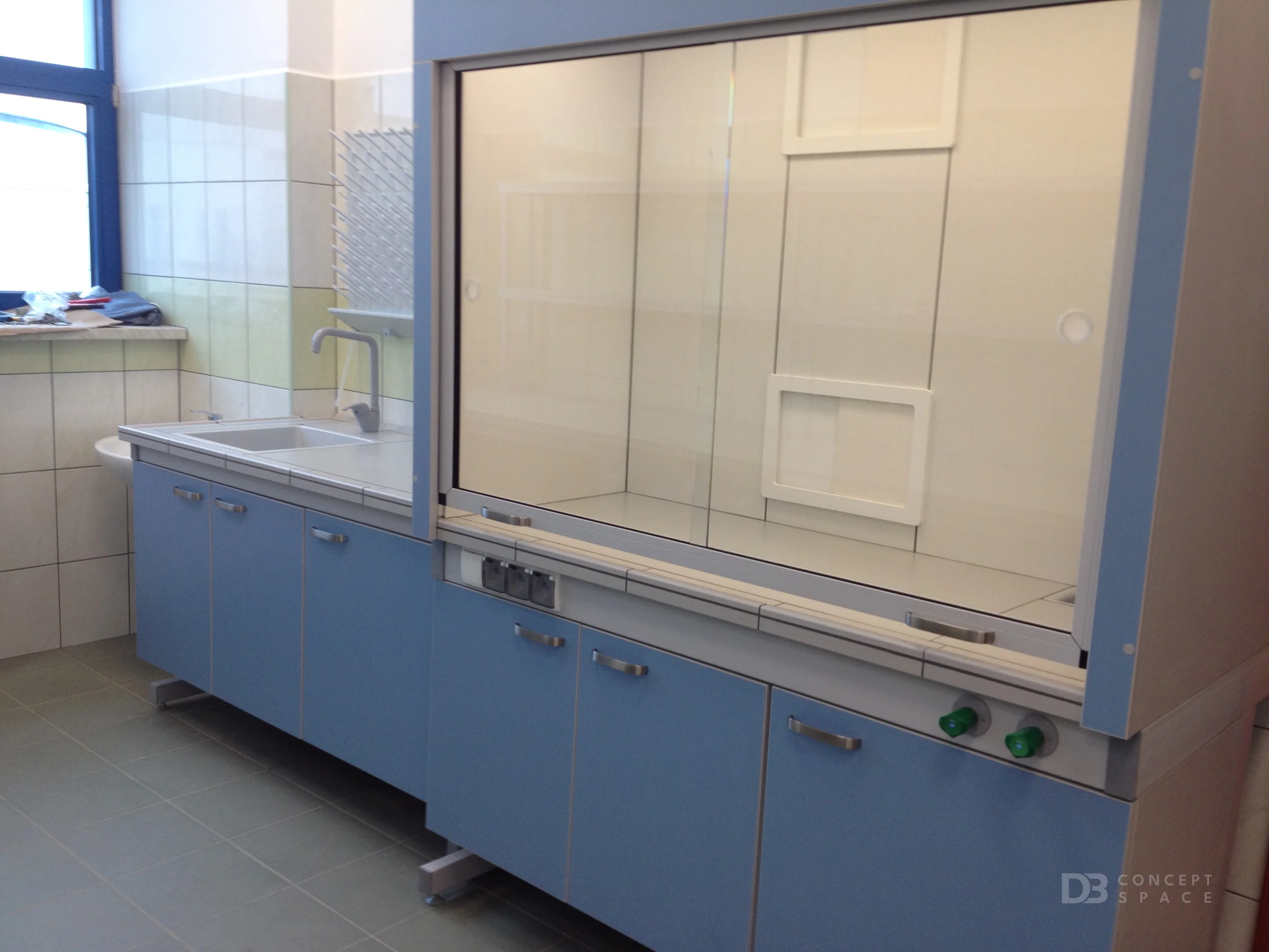 Meble laboratoryjne i warsztatowe — realizacja DB Meble