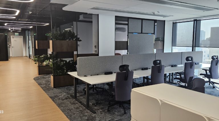 Nowoczesne biuro IT w Warszawie – kompleksowe wyposażenie dwóch pięter