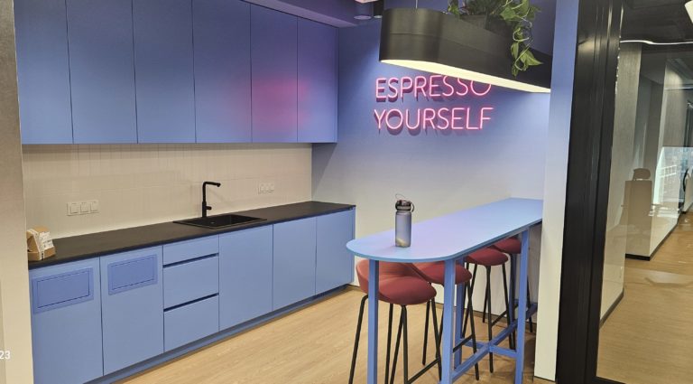 Nowoczesne biuro IT w Warszawie – kompleksowe wyposażenie dwóch pięter