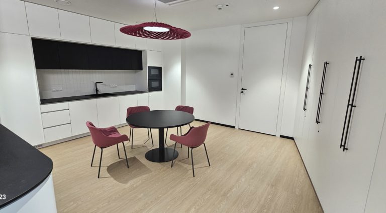 Nowoczesne biuro IT w Warszawie – kompleksowe wyposażenie dwóch pięter