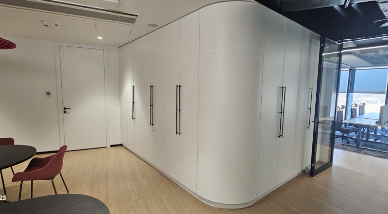 Nowoczesne biuro IT w Warszawie – kompleksowe wyposażenie dwóch pięter