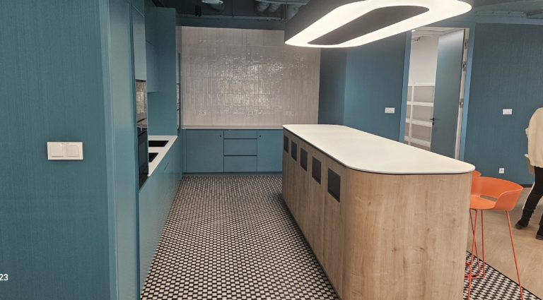 Nowoczesne biuro IT w Warszawie – kompleksowe wyposażenie dwóch pięter