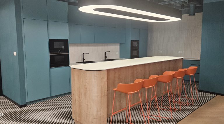 Nowoczesne biuro IT w Warszawie – kompleksowe wyposażenie dwóch pięter