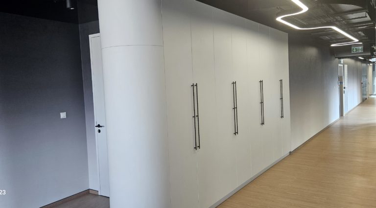 Nowoczesne biuro IT w Warszawie – kompleksowe wyposażenie dwóch pięter