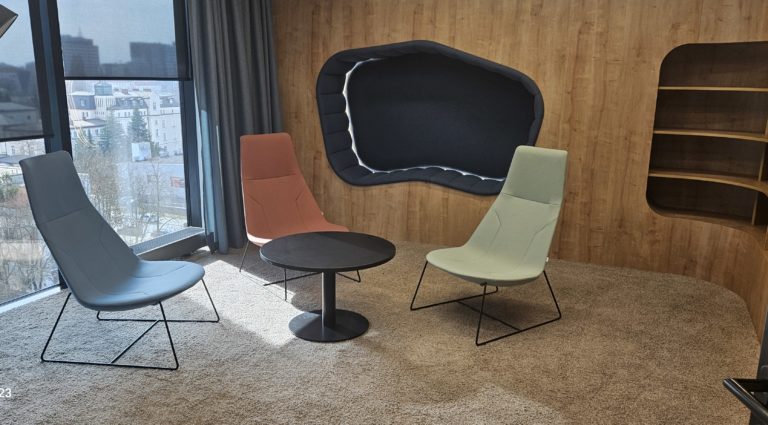 Nowoczesne biuro IT w Warszawie – kompleksowe wyposażenie dwóch pięter