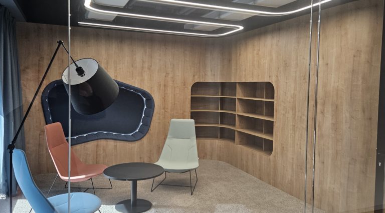 Nowoczesne biuro IT w Warszawie – kompleksowe wyposażenie dwóch pięter