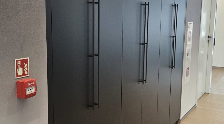 Nowoczesne biuro IT w Warszawie – kompleksowe wyposażenie dwóch pięter