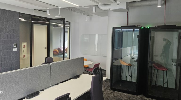 Nowoczesne biuro IT w Warszawie – kompleksowe wyposażenie dwóch pięter