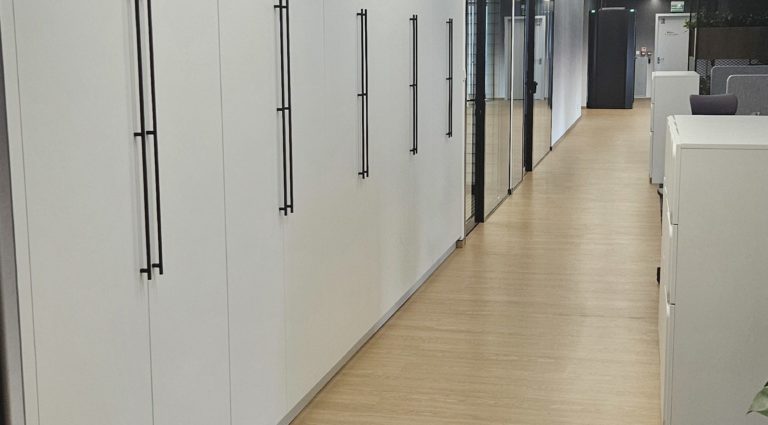 Nowoczesne biuro IT w Warszawie – kompleksowe wyposażenie dwóch pięter