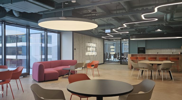 Nowoczesne biuro IT w Warszawie – kompleksowe wyposażenie dwóch pięter