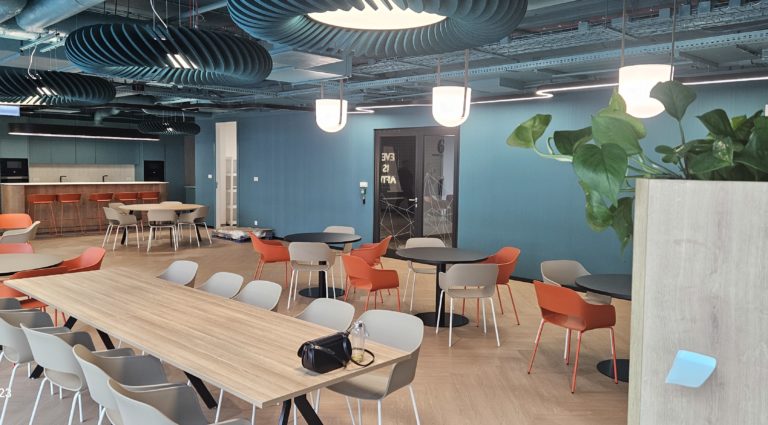 Nowoczesne biuro IT w Warszawie – kompleksowe wyposażenie dwóch pięter