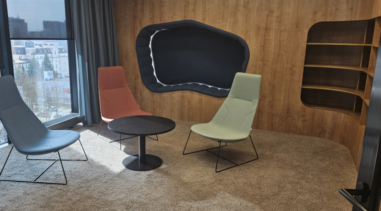 Nowoczesne biuro IT w Warszawie – kompleksowe wyposażenie dwóch pięter