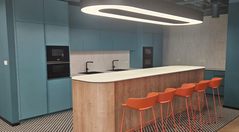 Nowoczesne biuro IT w Warszawie – kompleksowe wyposażenie dwóch pięter