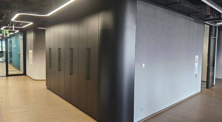 Nowoczesne biuro IT w Warszawie – kompleksowe wyposażenie dwóch pięter