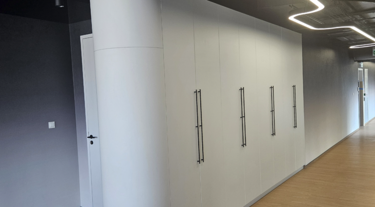 Nowoczesne biuro IT w Warszawie – kompleksowe wyposażenie dwóch pięter