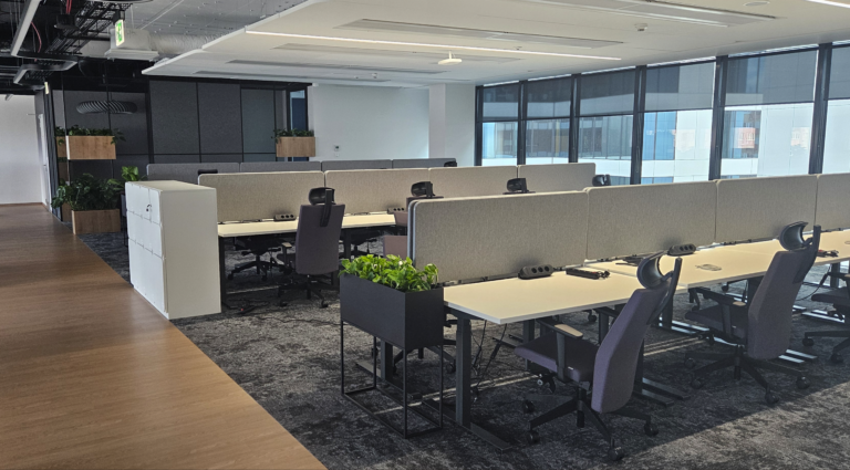 Nowoczesne biuro IT w Warszawie – kompleksowe wyposażenie dwóch pięter