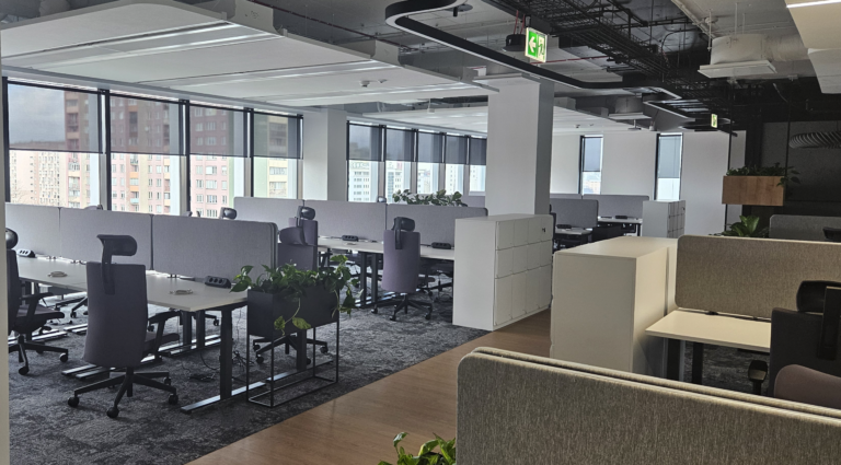 Nowoczesne biuro IT w Warszawie – kompleksowe wyposażenie dwóch pięter