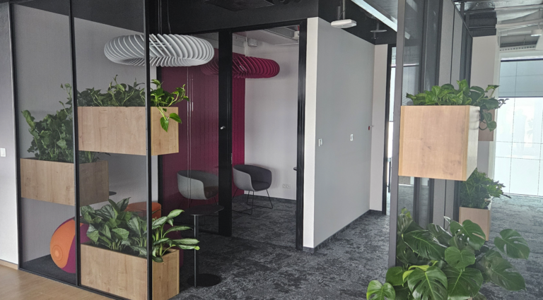 Nowoczesne biuro IT w Warszawie – kompleksowe wyposażenie dwóch pięter