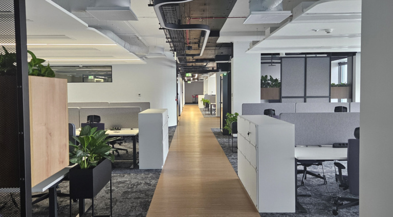 Nowoczesne biuro IT w Warszawie – kompleksowe wyposażenie dwóch pięter