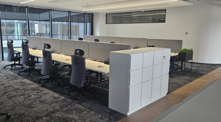 Nowoczesne biuro IT w Warszawie – kompleksowe wyposażenie dwóch pięter