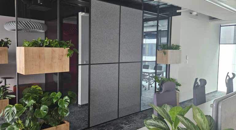 Nowoczesne biuro IT w Warszawie – kompleksowe wyposażenie dwóch pięter