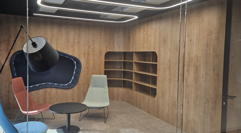 Nowoczesne biuro IT w Warszawie – kompleksowe wyposażenie dwóch pięter