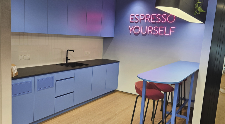 Nowoczesne biuro IT w Warszawie – kompleksowe wyposażenie dwóch pięter