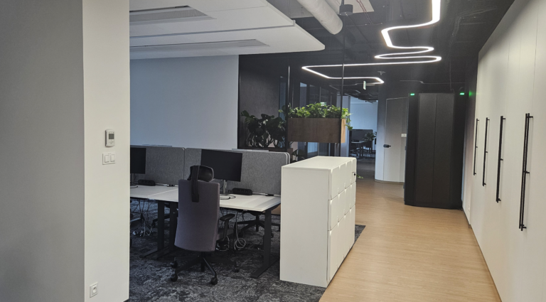 Nowoczesne biuro IT w Warszawie – kompleksowe wyposażenie dwóch pięter