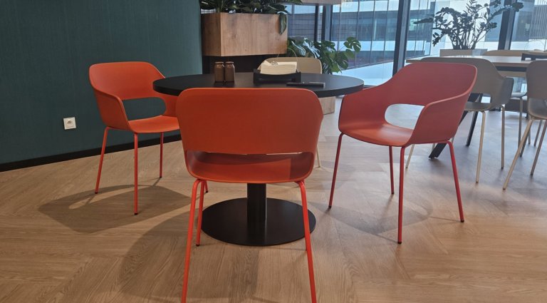 Nowoczesne biuro IT w Warszawie – kompleksowe wyposażenie dwóch pięter