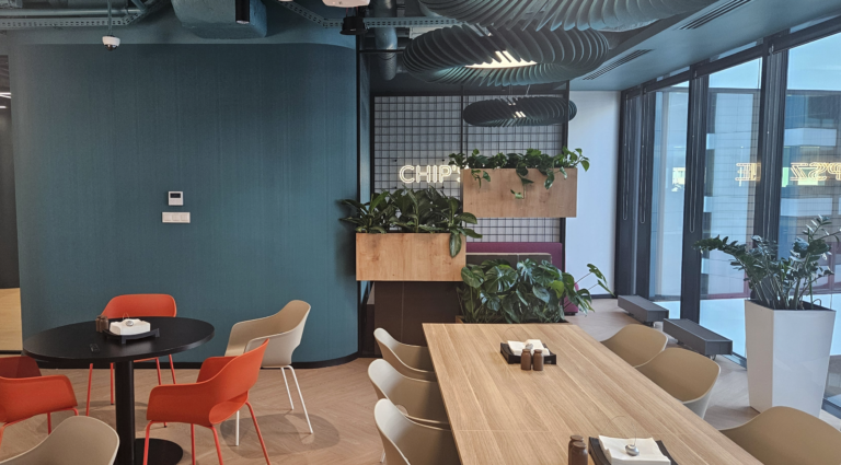 Nowoczesne biuro IT w Warszawie – kompleksowe wyposażenie dwóch pięter