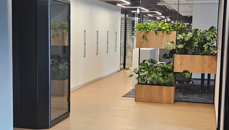 Nowoczesne biuro IT w Warszawie – kompleksowe wyposażenie dwóch pięter