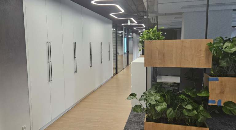 Nowoczesne biuro IT w Warszawie – kompleksowe wyposażenie dwóch pięter