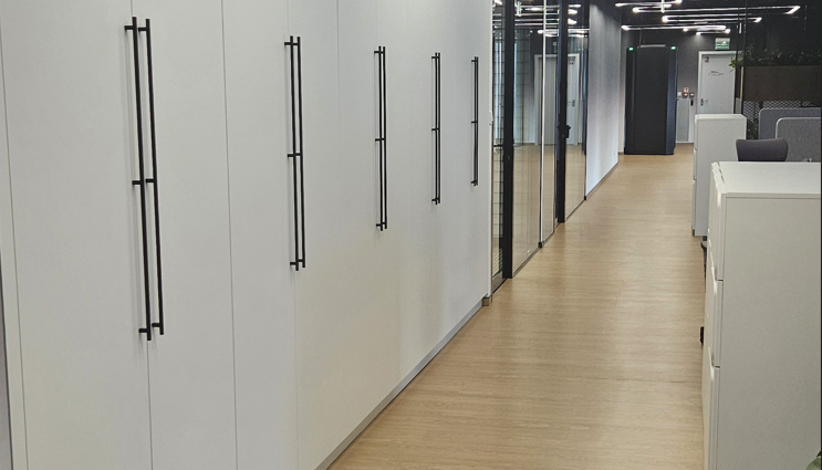 Nowoczesne biuro IT w Warszawie – kompleksowe wyposażenie dwóch pięter