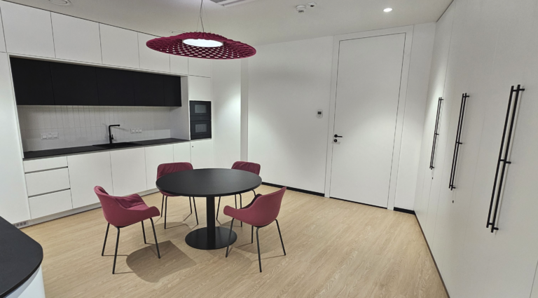 Nowoczesne biuro IT w Warszawie – kompleksowe wyposażenie dwóch pięter