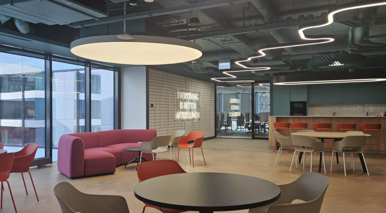 Nowoczesne biuro IT w Warszawie – kompleksowe wyposażenie dwóch pięter