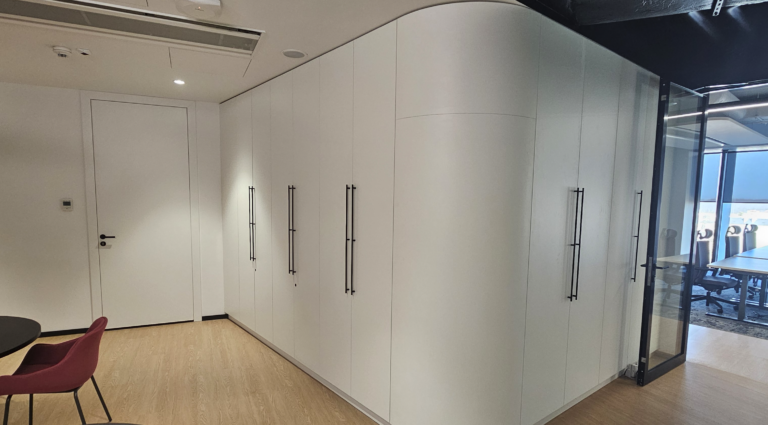 Nowoczesne biuro IT w Warszawie – kompleksowe wyposażenie dwóch pięter