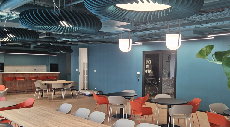 Nowoczesne biuro IT w Warszawie – kompleksowe wyposażenie dwóch pięter