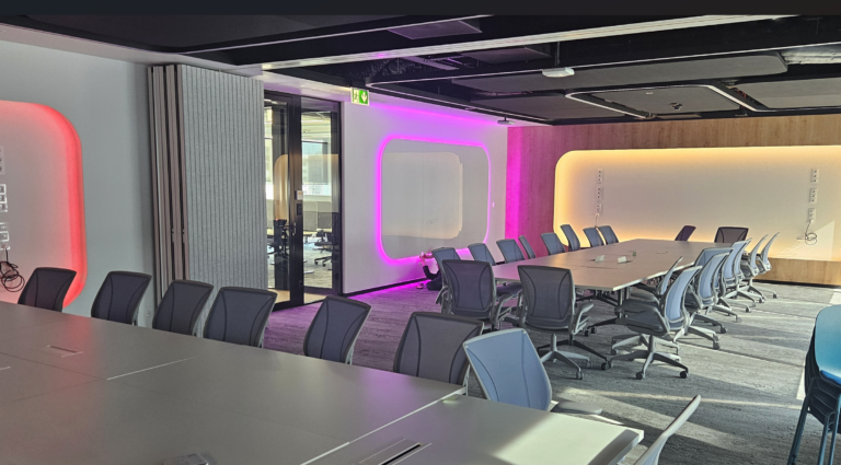 Nowoczesne biuro IT w Warszawie – kompleksowe wyposażenie dwóch pięter