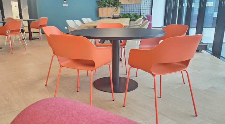 Nowoczesne biuro IT w Warszawie – kompleksowe wyposażenie dwóch pięter