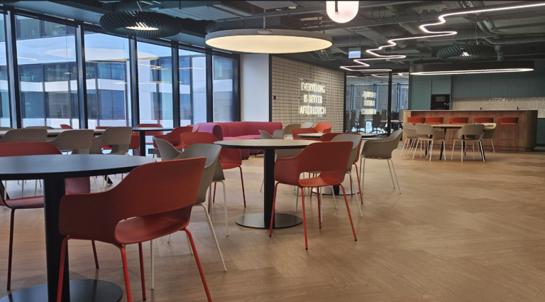 Nowoczesne biuro IT w Warszawie – kompleksowe wyposażenie dwóch pięter