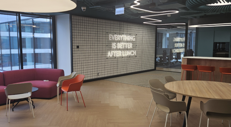 Nowoczesne biuro IT w Warszawie – kompleksowe wyposażenie dwóch pięter