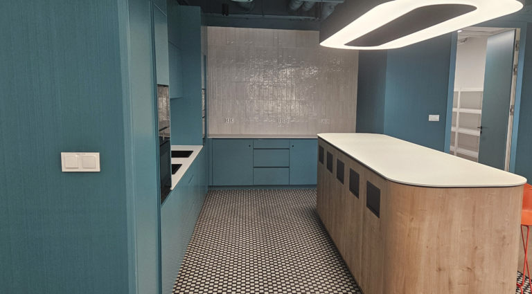 Nowoczesne biuro IT w Warszawie – kompleksowe wyposażenie dwóch pięter